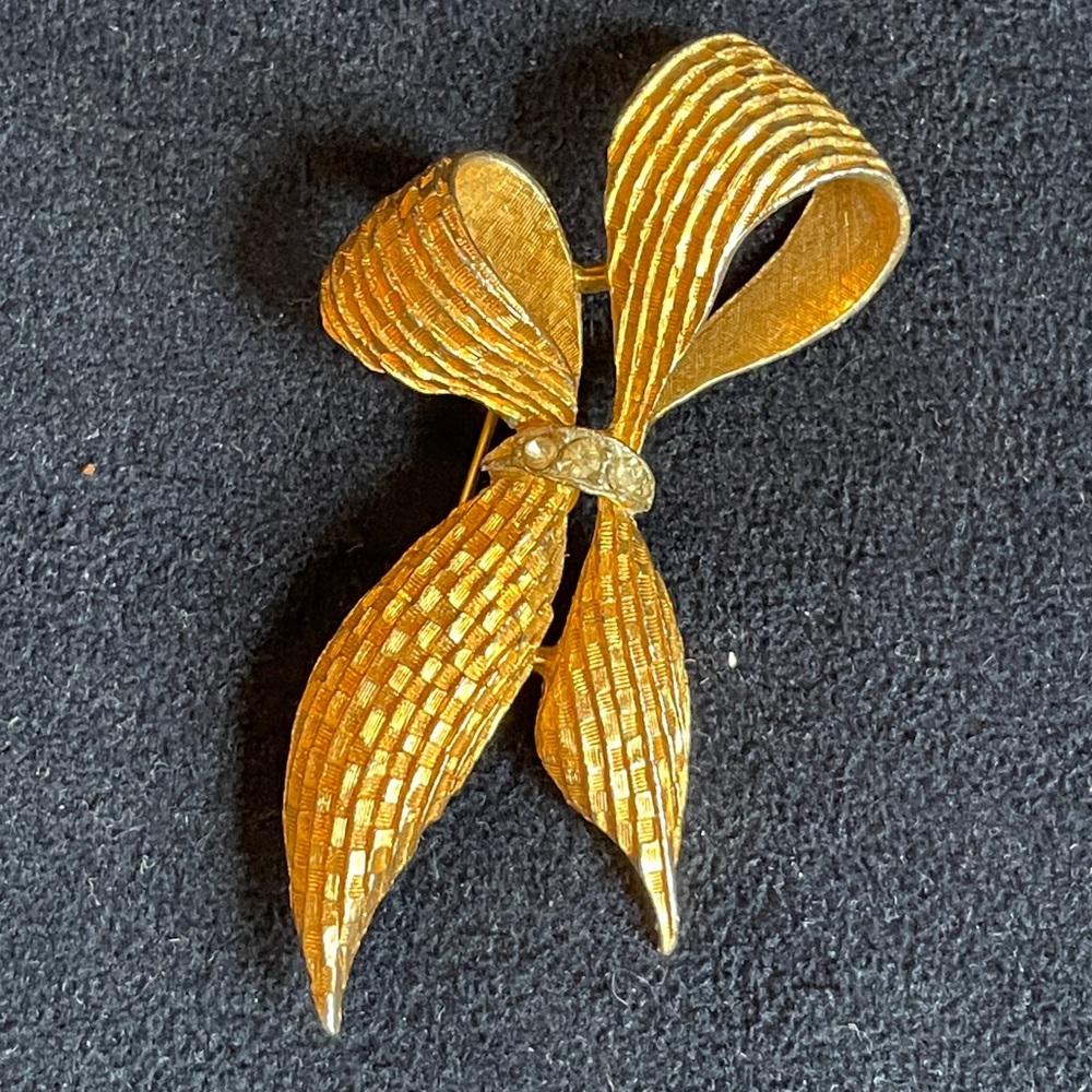 🎀 PRICE DROP! Vintage Gold & Rhinestone Bow Brooch (Signed)
